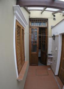 un pasillo de una casa con puertas de madera en Apartamento Siria en Salta
