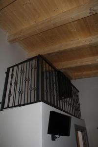 balcone con TV e soffitto in legno di santa lucia ad Altamura