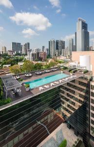 ein Pool auf dem Dach eines Gebäudes mit einer Stadt in der Unterkunft Lanson Place Winsland, Singapore in Singapur