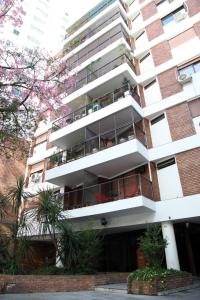 un edificio de apartamentos con balcones y árboles en Apartamento Casa Charcas en Buenos Aires