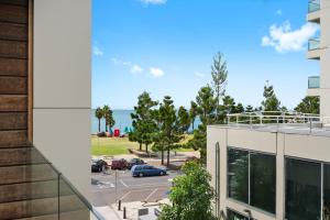 vistas al océano desde el balcón de un edificio en Edgewater 207 en Geelong