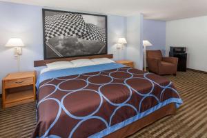 Ein Bett oder Betten in einem Zimmer der Unterkunft Super 8 by Wyndham Huntington