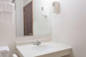Salle de bains dans l'établissement Super 8 by Wyndham Colorado Springs/Chestnut Street