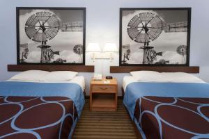 Ein Bett oder Betten in einem Zimmer der Unterkunft Super 8 by Wyndham Huntington