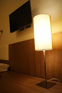 a lamp in a hotel room with a flat screen tv at Hotel Il Moro di Venezia in Venice
