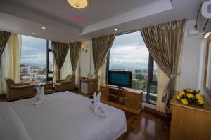 due conigli seduti su un letto in una camera d'albergo di Mountain Star Hotel a Taunggyi