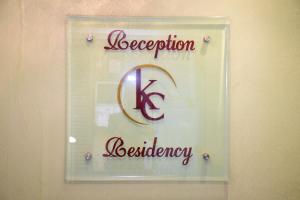 una señal para una tienda con el nombre de la tienda en Hotel K.C Residency, en Bombay