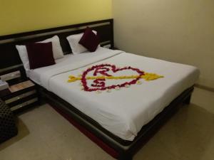 Postel nebo postele na pokoji v ubytování Hotel K.C Residency