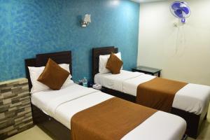 Postel nebo postele na pokoji v ubytování Hotel K.C Residency