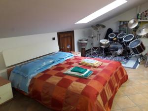 1 dormitorio con 1 cama con batería y equipo de percusión en Ospitalità in Campagna, en Quiliano