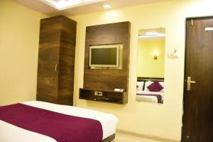 Postel nebo postele na pokoji v ubytování Hotel K.C Residency