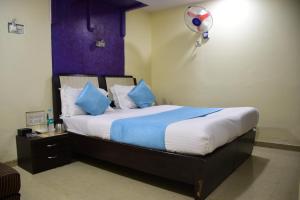 Postel nebo postele na pokoji v ubytování Hotel K.C Residency