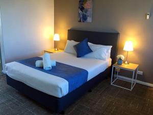 Postel nebo postele na pokoji v ubytování Parkdale Motor Inn