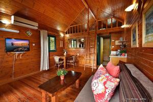 TV a/nebo společenská místnost v ubytování בקתות טוסקנה