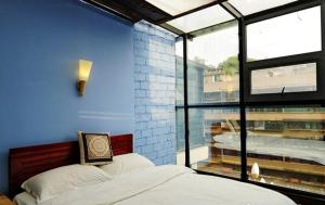 Кровать или кровати в номере Shu Hostel
