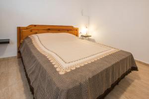 アレシーフェにあるEnsuite Appartment B con Zona de Patioのベッドルーム1室(ブラウンのベッドカバー付)
