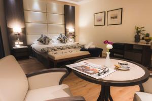 Voodi või voodid majutusasutuse Ambassador Hotel toas