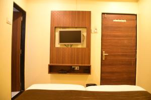 Postel nebo postele na pokoji v ubytování Hotel K.C Residency