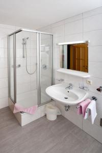 Koupelna v ubytování Landhaus Schiestl + 28 fotografií