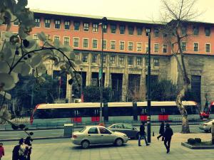 una calle de la ciudad con coches y un autobús delante de un edificio en Kent Hotel, en Estambul