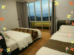 ein Schlafzimmer mit 2 Betten mit Blumen an der Wand in der Unterkunft Sekinchan SeaView Homestay L143 High View in Sekinchan