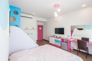 TV a/nebo společenská místnost v ubytování Love Peachy House + 19 fotografií