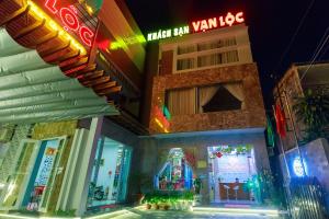 ein Gebäude mit einem Schild, das Thai Spa Yahoo liest in der Unterkunft VẠN LỘC HOTEL in Cần Thơ
