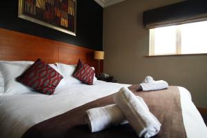Een bed of bedden in een kamer bij Ashford Court Boutique Hotel