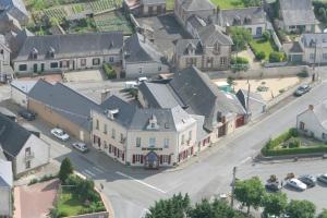 una vista aérea de una pequeña ciudad con casas en Le Relais en Saint-Quentin-les-Anges