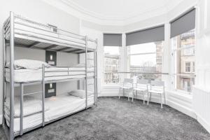 En eller flere senger på et rom på West End Hotel