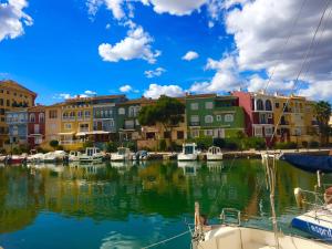 ポルト・サプラヤにあるPort Saplaya - Vistas al marの港の色彩豊かな建物群