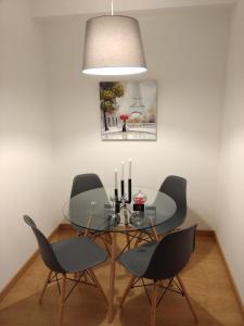 comedor con mesa de cristal y sillas en ML Apartments Avenue, en Oporto