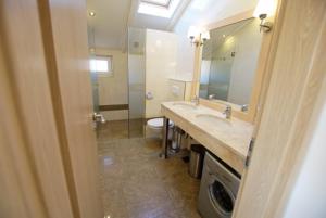 Bilik mandi di Apartman Luke beach 4+1 id 711 +9 gambar