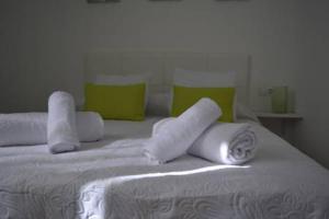 - un lit blanc avec des serviettes dans l'établissement Apartamento Calle Concepción Pleno Centro, à Cordoue