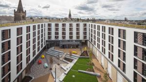 een luchtzicht op een gebouw met een binnenplaats bij Unite Students - Salisbury Court in Edinburgh