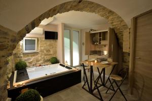 cocina con bañera grande en una habitación en Chalet in Liguria, en Vasia