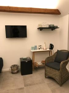 TV a/nebo společenská místnost v ubytování Gl.Hastrup Guesthouse + 8 fotografií