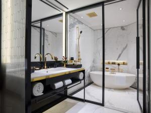 Uma casa de banho em The Murray, Hong Kong, a Niccolo Hotel