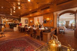 Das Traditionshotel Schwarzer Adler餐厅或其他用餐的地方