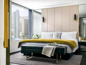 Uma cama ou camas num quarto em The Murray, Hong Kong, a Niccolo Hotel