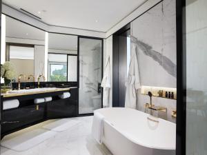 Uma casa de banho em The Murray, Hong Kong, a Niccolo Hotel