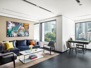 Uma área de estar em The Murray, Hong Kong, a Niccolo Hotel