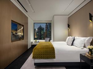 Uma cama ou camas num quarto em The Murray, Hong Kong, a Niccolo Hotel