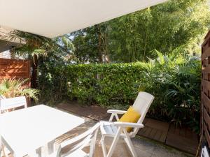 アルカションにあるWelkeys - Saint Arnaud Apartmentのパティオ(テーブル、椅子、植物付)