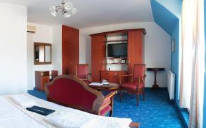 圣安德烈Centrum Panzió的一间带床、桌椅的酒店房间