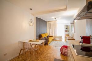 eine Küche und ein Wohnzimmer mit einem Tisch und Stühlen in der Unterkunft Charming Puerta de Atocha Madrid in Madrid
