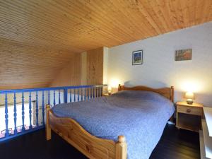 Llit o llits en una habitació de Cozy Cottage in Florenville with garden