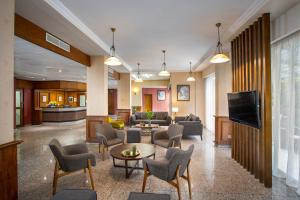 TV a/nebo společenská místnost v ubytování Kapetanios Limassol Hotel