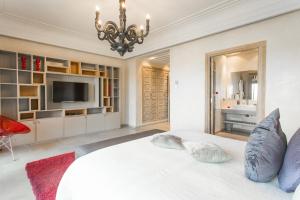 Μια τηλεόραση ή/και κέντρο ψυχαγωγίας στο Villa YENMOZ en exclusivité avec piscine privée dans la Palmeraie