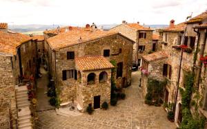 une vue aérienne sur une vieille ville avec des bâtiments dans l'établissement Residenza d'Epoca La Commenda, à Manciano